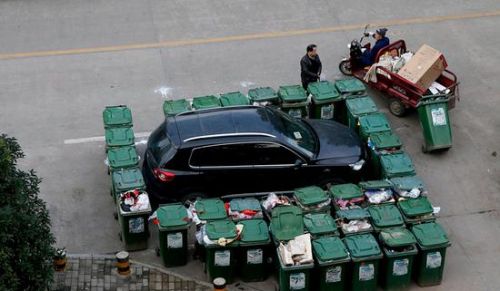 汽車(chē)被垃圾桶包圍是被惡搞還是得罪人了？
