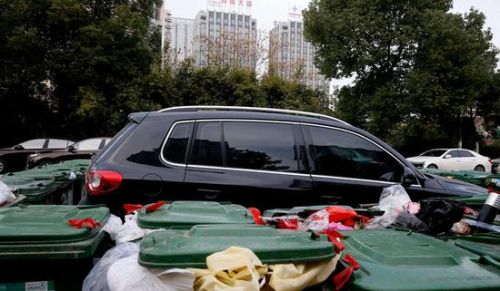 汽車(chē)被垃圾桶包圍是被惡搞還是得罪人了？